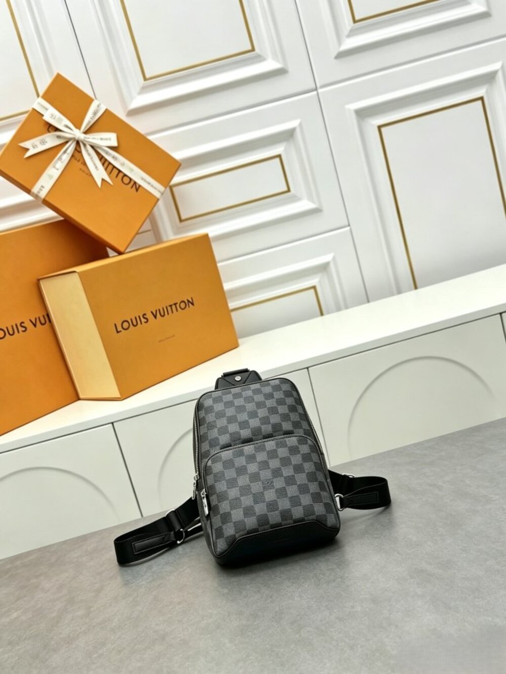 Louis Vuitton Avenue Slingbag Bag